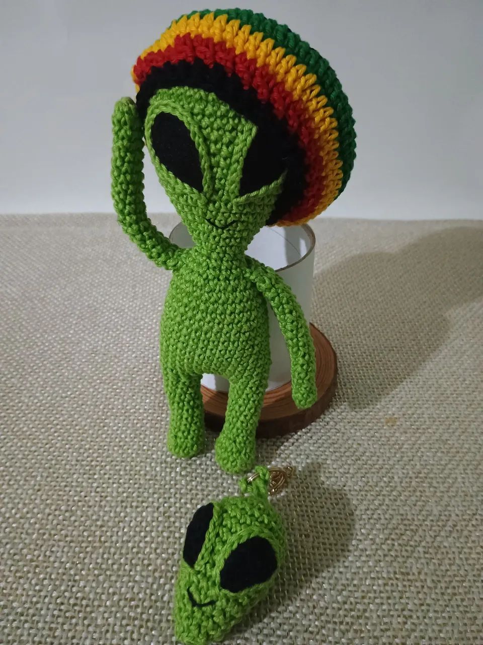 Alien+ chaveiro em amigurumi/crochê  - Foto 4