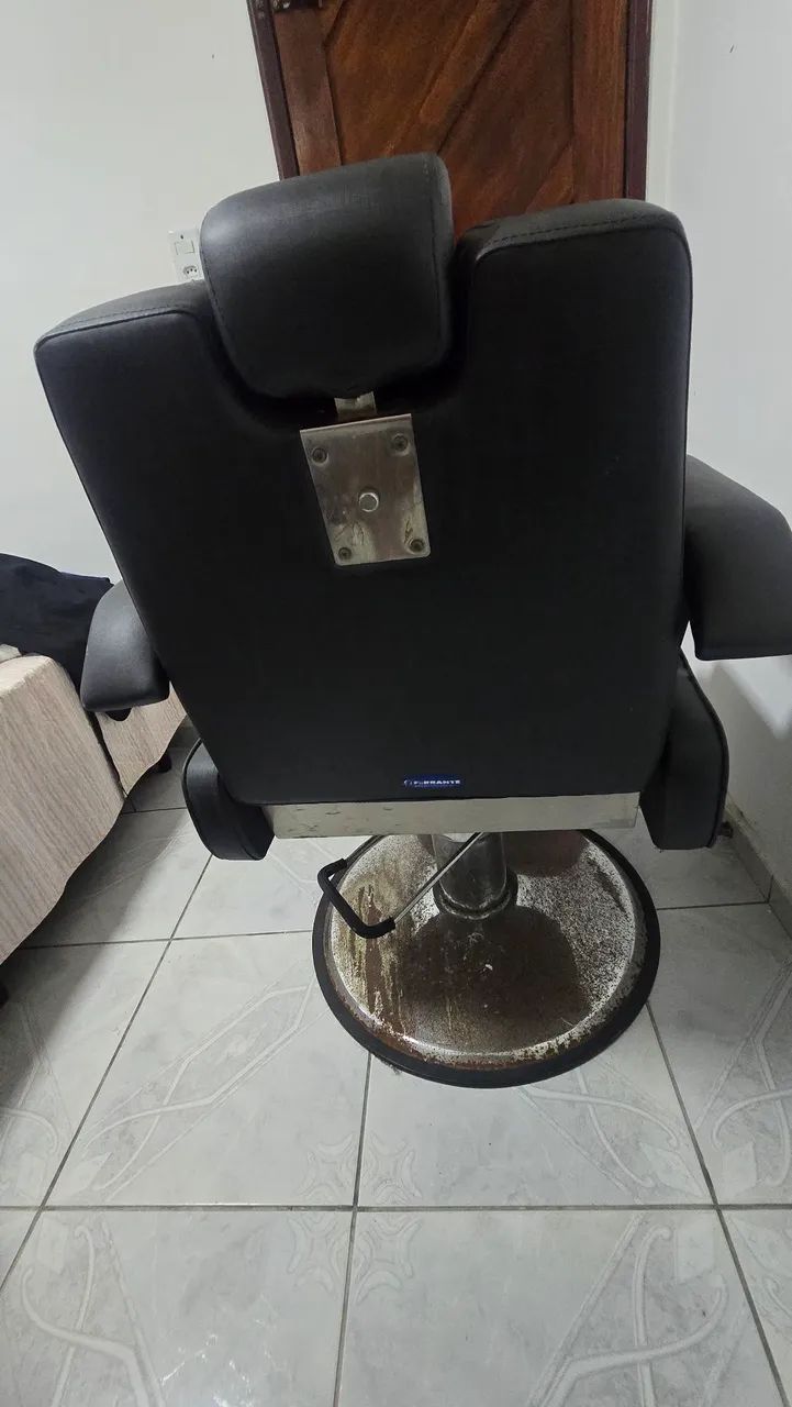 Vendo linda Cadeira de Barbeiro  - Foto 4