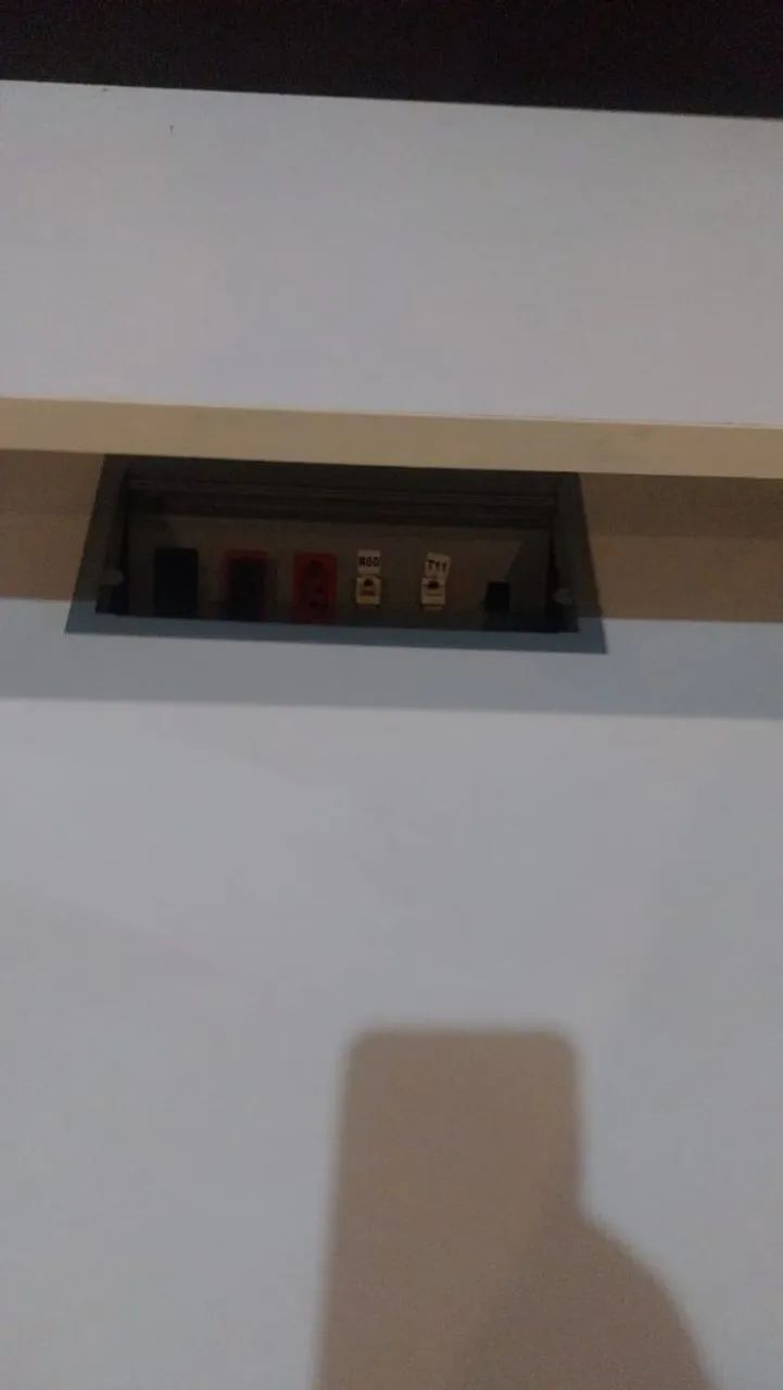Mesa de Escritório C/ caixa de tomada e Rede - Foto 3