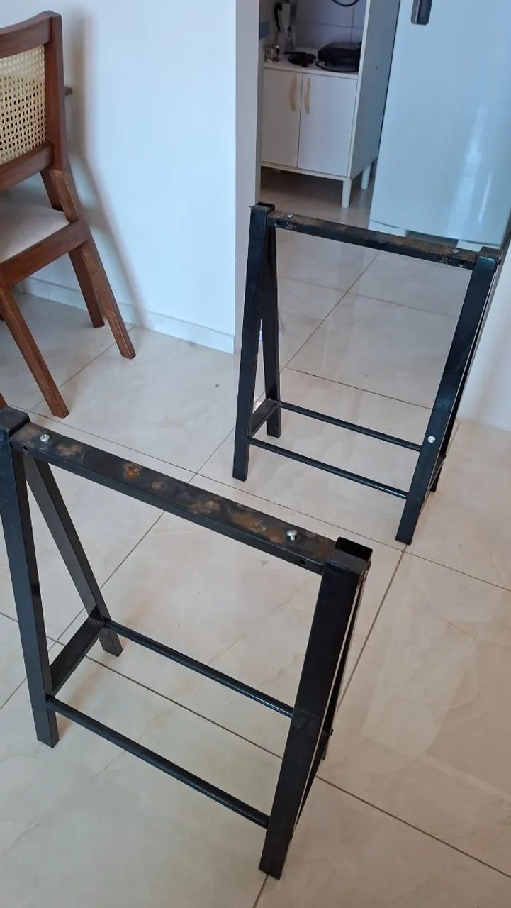 Mesa escrivaninha de vidro e cavaletes de metal - Foto 3