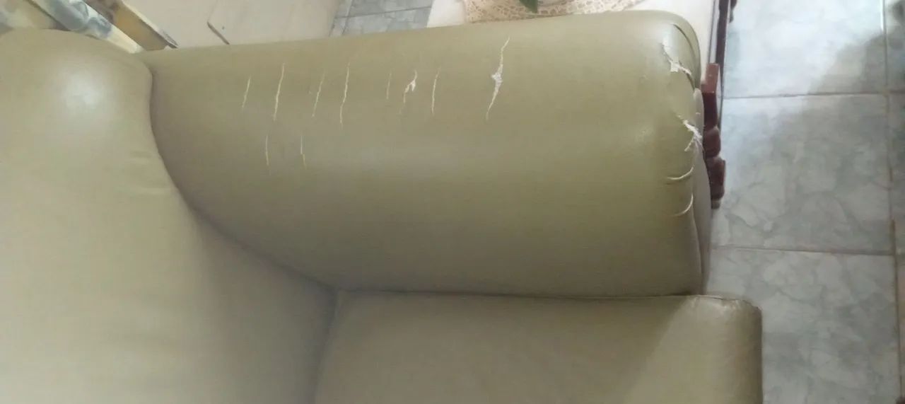 Sofá de corino 3 lugares  - Foto 4