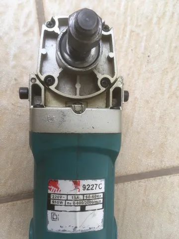 Politriz e lixadeira profissional Makita 9227C 220V 950W - Foto 2