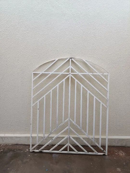 Grade de proteção em ferro e janela de madeira - Foto 2