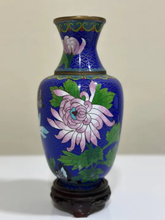 Antigo Vaso chines  em Bronze e Cloisonne com base em madeira nobre