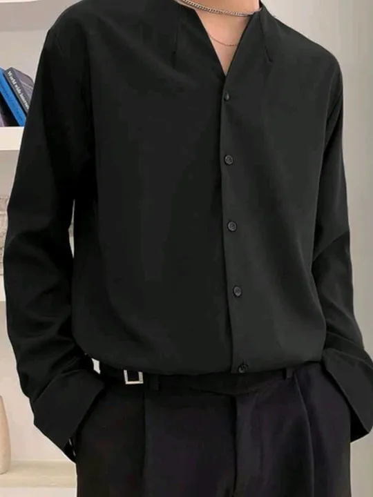 Camisa preta de botão, manga longa e gola V