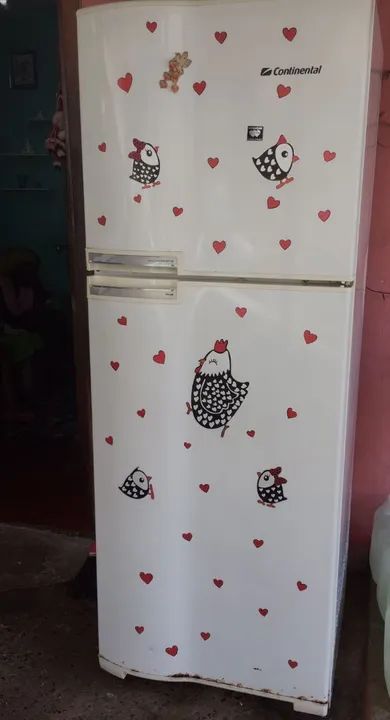 Geladeira Continental Duplex com adesivos