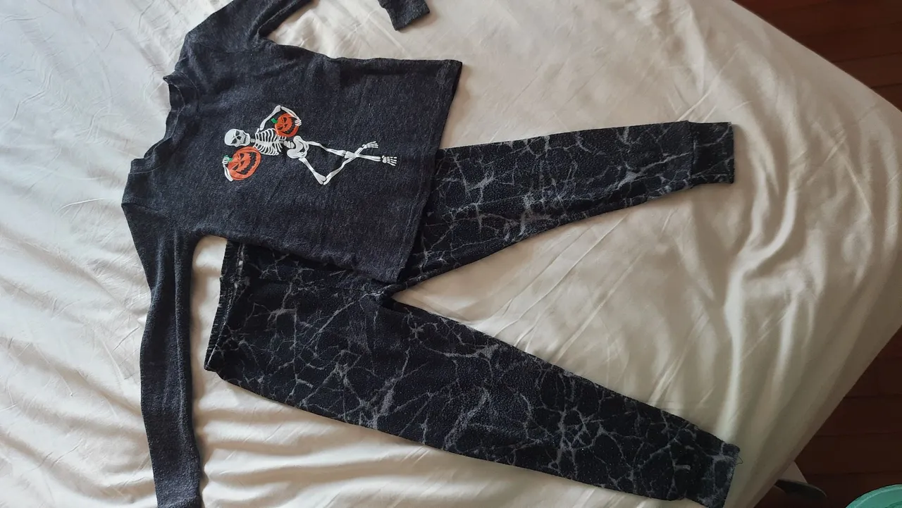 Pijamas de Halloween Menino - Esqueleto brilha no escuro 2 a 4 anos