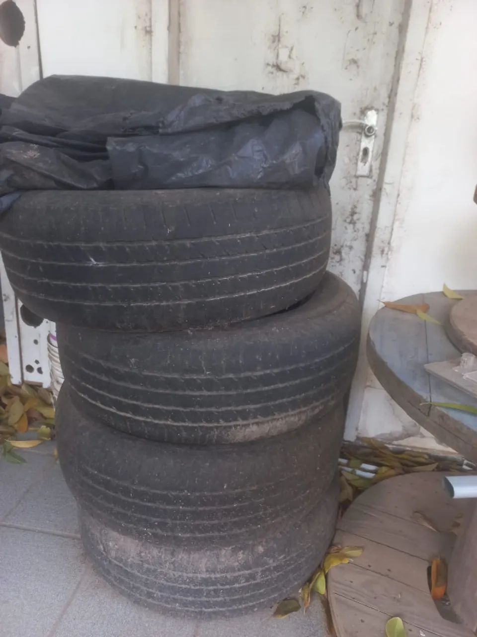 Vende-se pneus de HR.