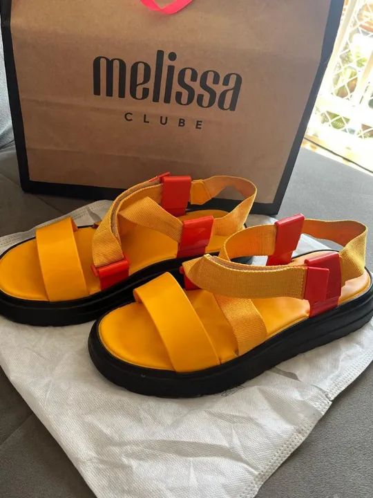 Sandálias Melissa Amarelas com Detalhes Vermelhos - Foto 3