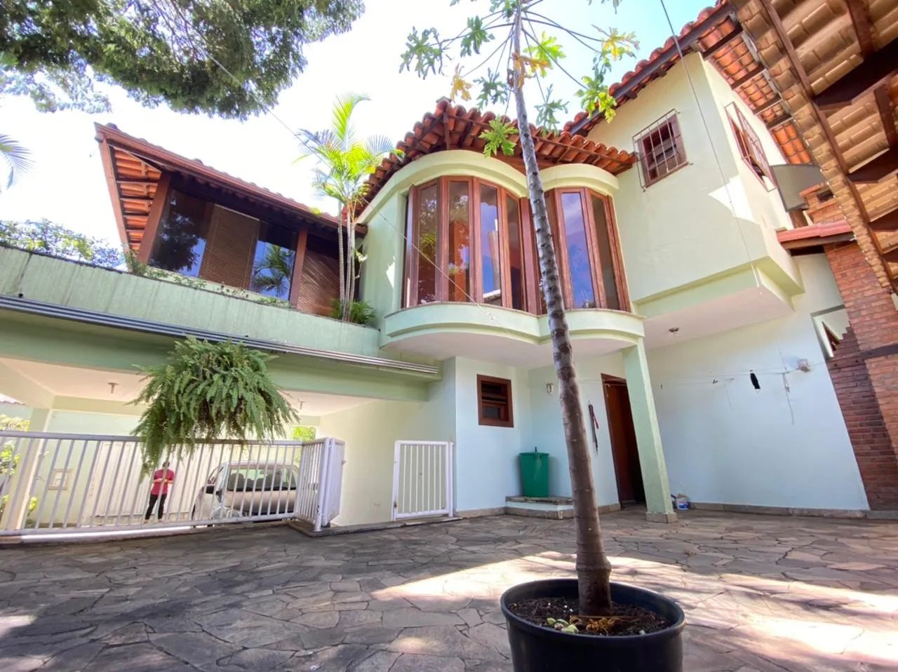 Belíssima casa de esquina com 04 quartos em lote inteiro no bairro Dona Clara.