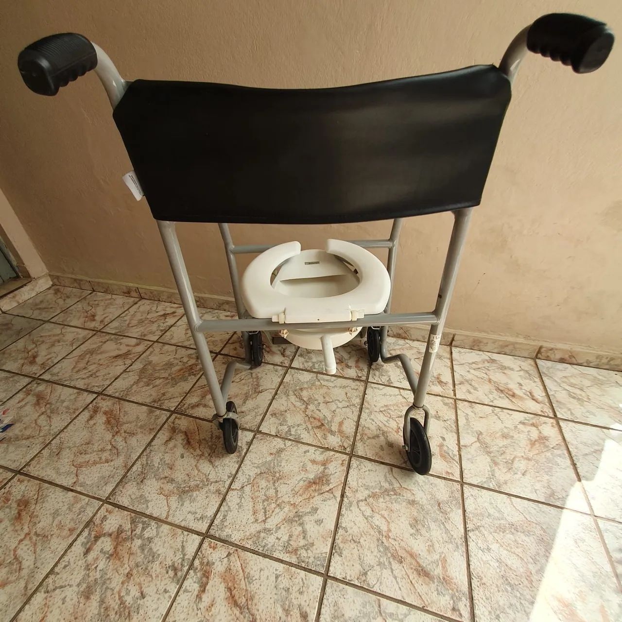 Cadeira de roda para banho e assento sanitário  - Foto 3