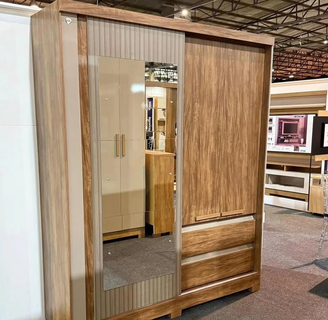 Guarda-Roupa Moderno com Espelho - Amadeirado