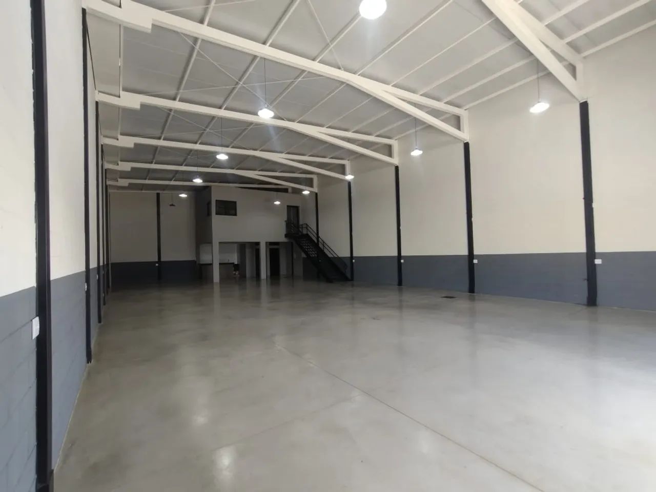 Galpão/Depósito/Armazém para aluguel possui 320 metros quadrados em Moinho dos Ventos - Go - Foto 2