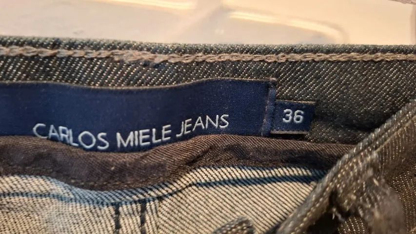 Calça jeans preta com abertura frontal brilhante - Foto 3