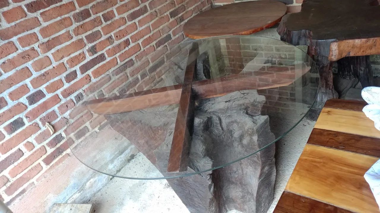Mesa de Centro em Madeira Maciça com Tampo de Vidro - Foto 2