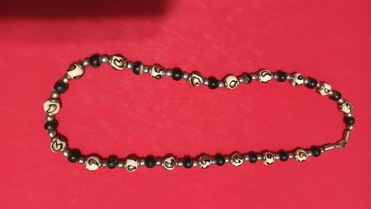 Colar de bolinhas com design único NOVO