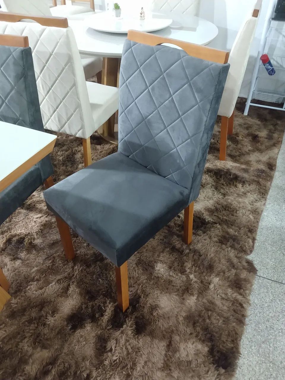 Sala de Jantar com 6 cadeiras de diversos tons FRETE GRÁTIS para BH e MONTAGEM! - Foto 3