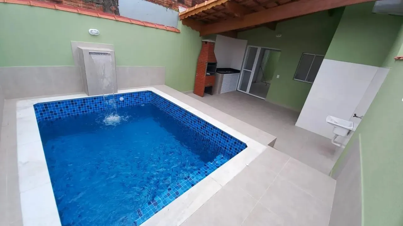 Casa com piscina à Venda localizada na cidade de Mongaguá/ SP.