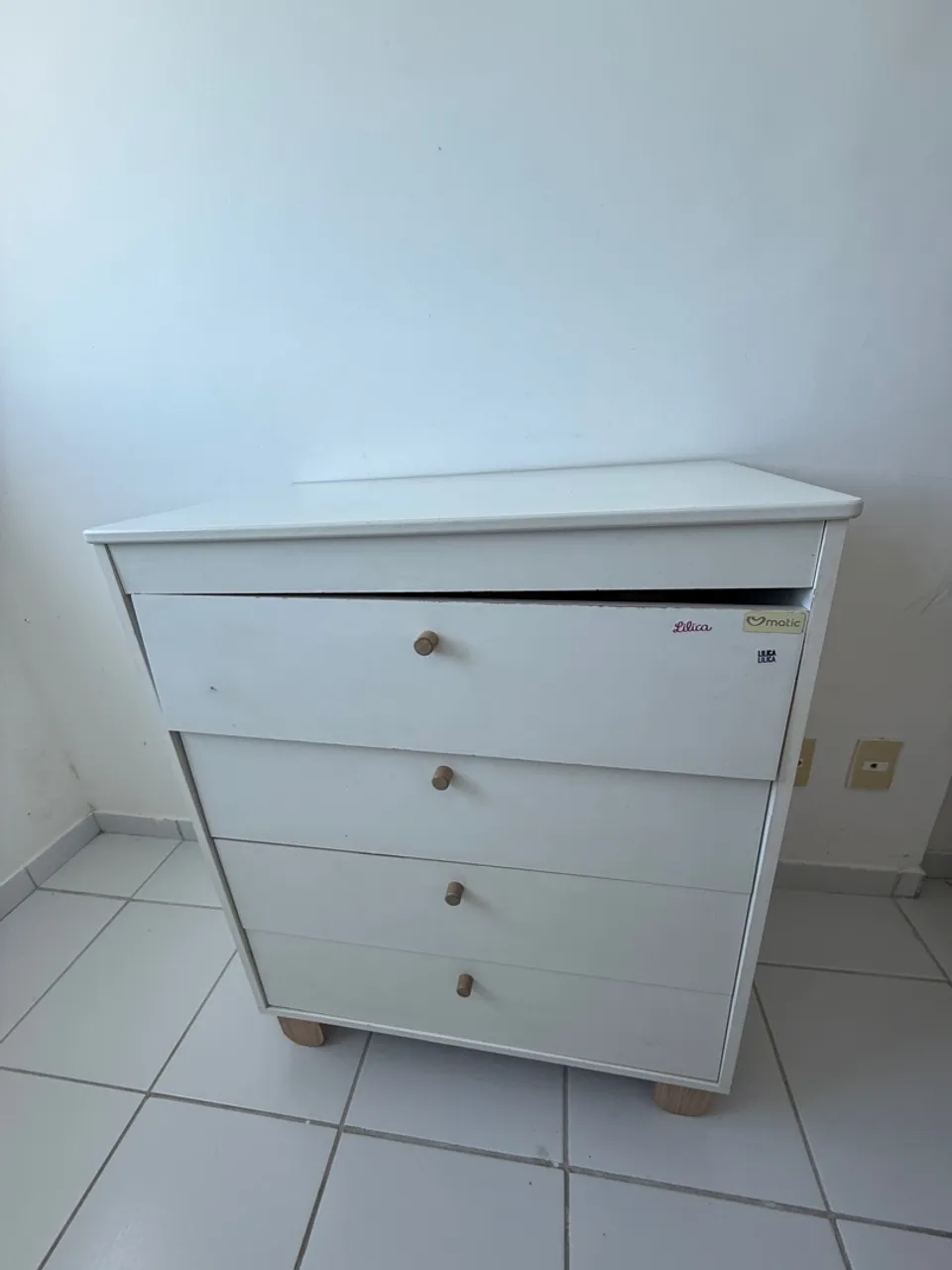 Cômoda infantil branca com gavetas