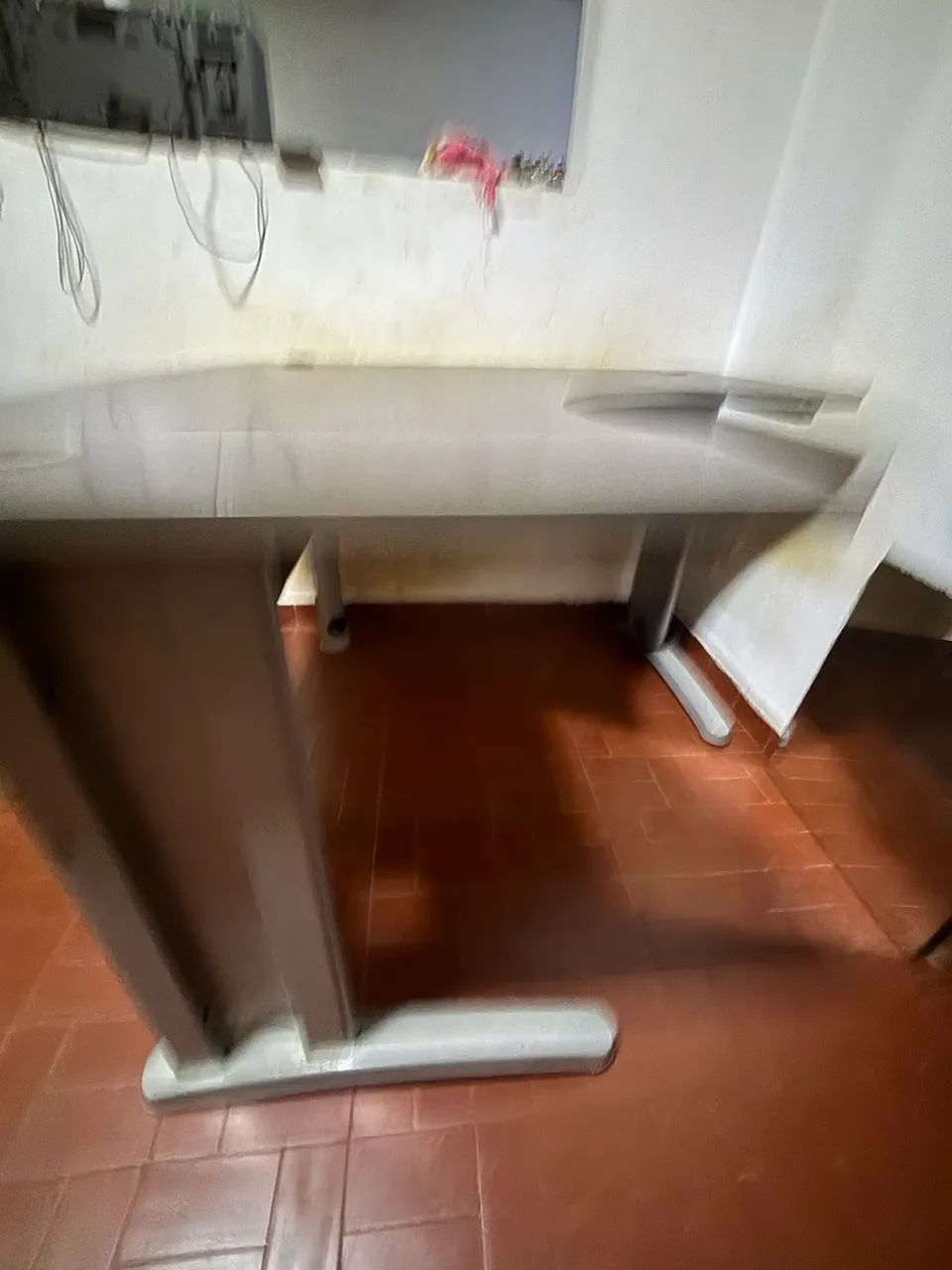 Mesa Para escritório Grande com Tomada e ponto de internet e telefone - Foto 3