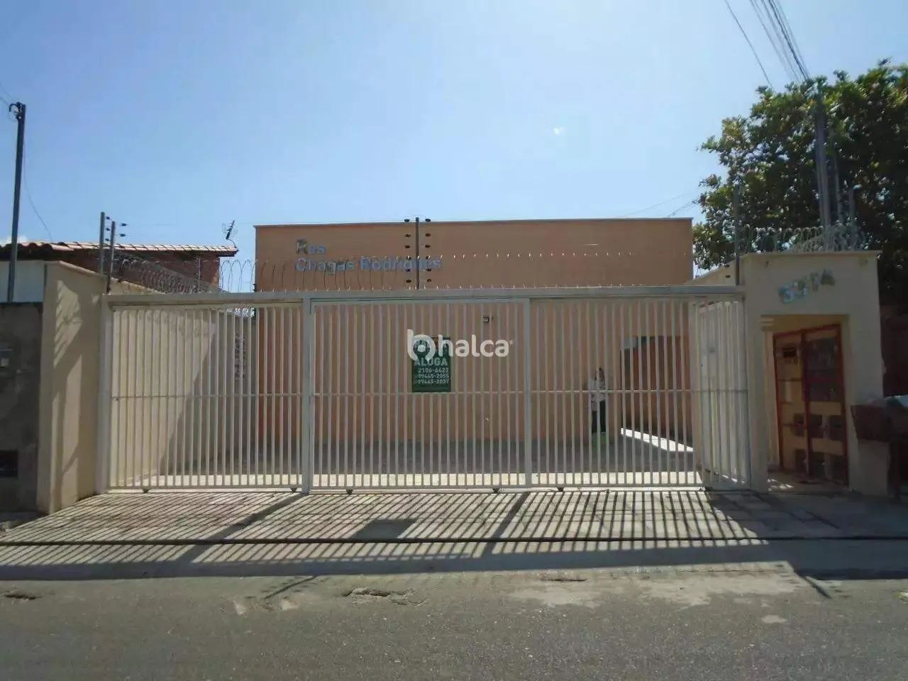 Casa para alugar em Condomínio fechado com cerca elétrica, concertina e portão grande de f