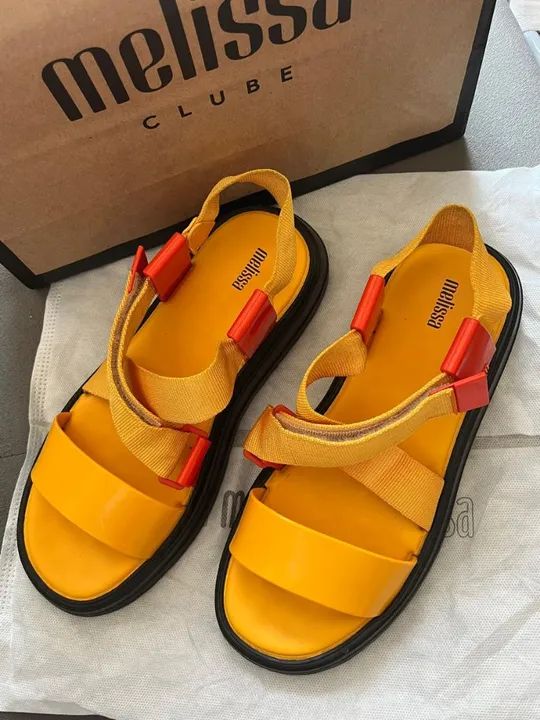 Sandálias Melissa Amarelas com Detalhes Vermelhos - Foto 2
