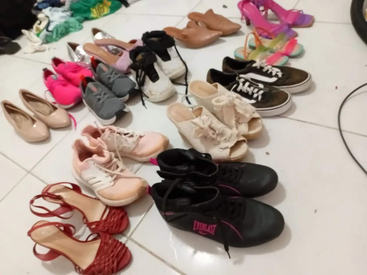 Lote de sapatos diversos