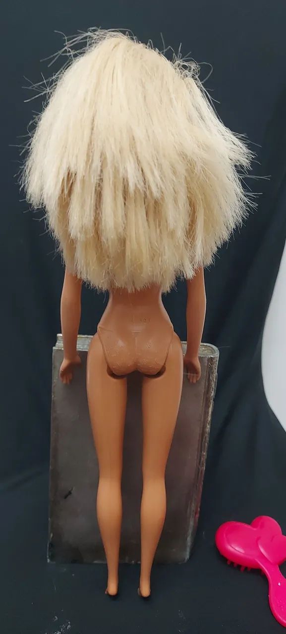 Boneca Barbie Vintage com colar Rosa - Foto 3