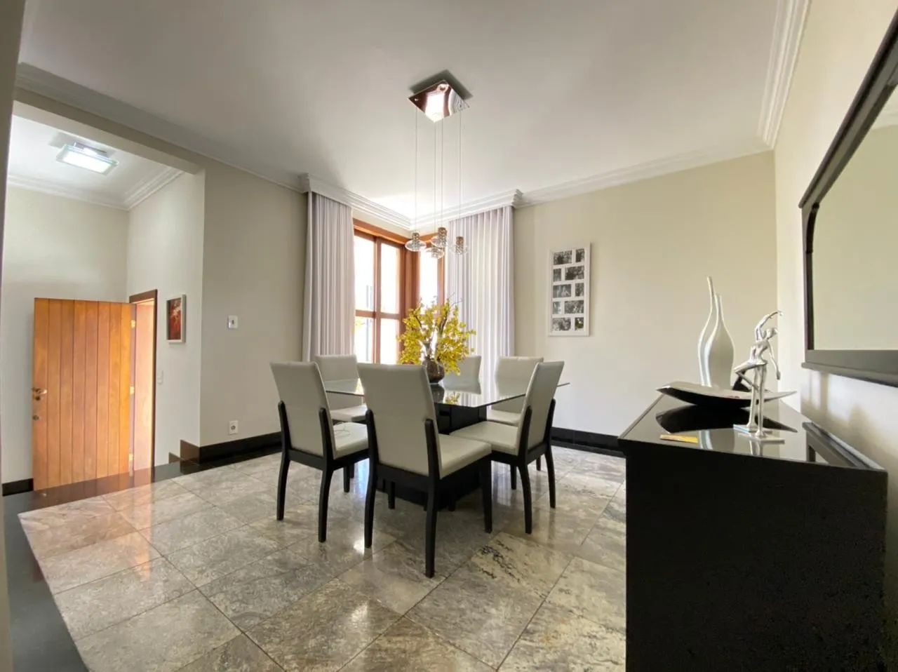 Belíssima casa de esquina com 04 quartos em lote inteiro no bairro Dona Clara. - Foto 5