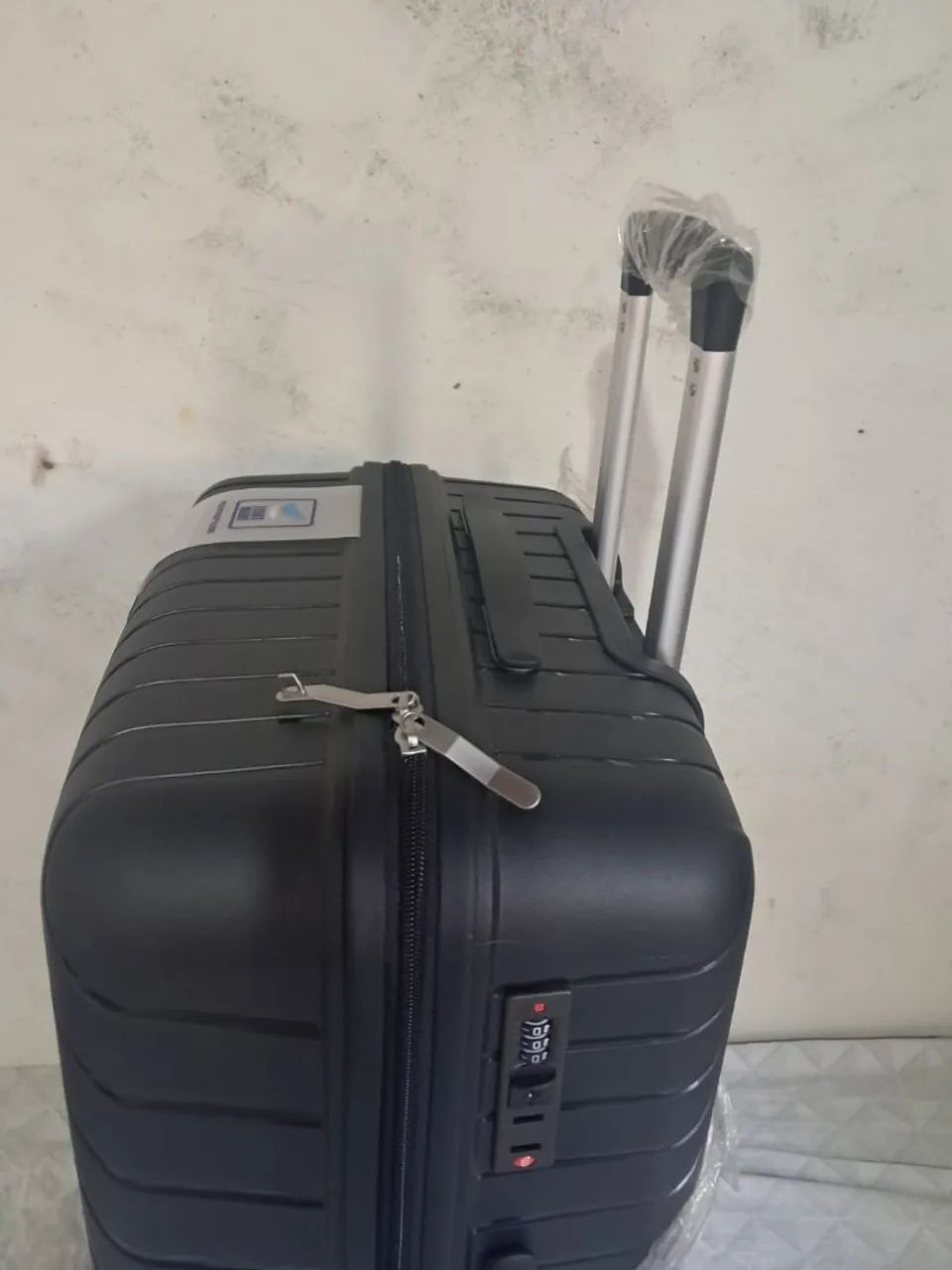 Mala de viagem despachante 30 kgpreta com design moderno