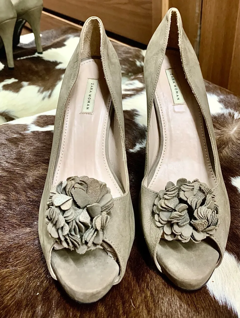Sapato Salto Alto da Zara Europa em Chamois - Tamanho : 38 (Semi -novo)