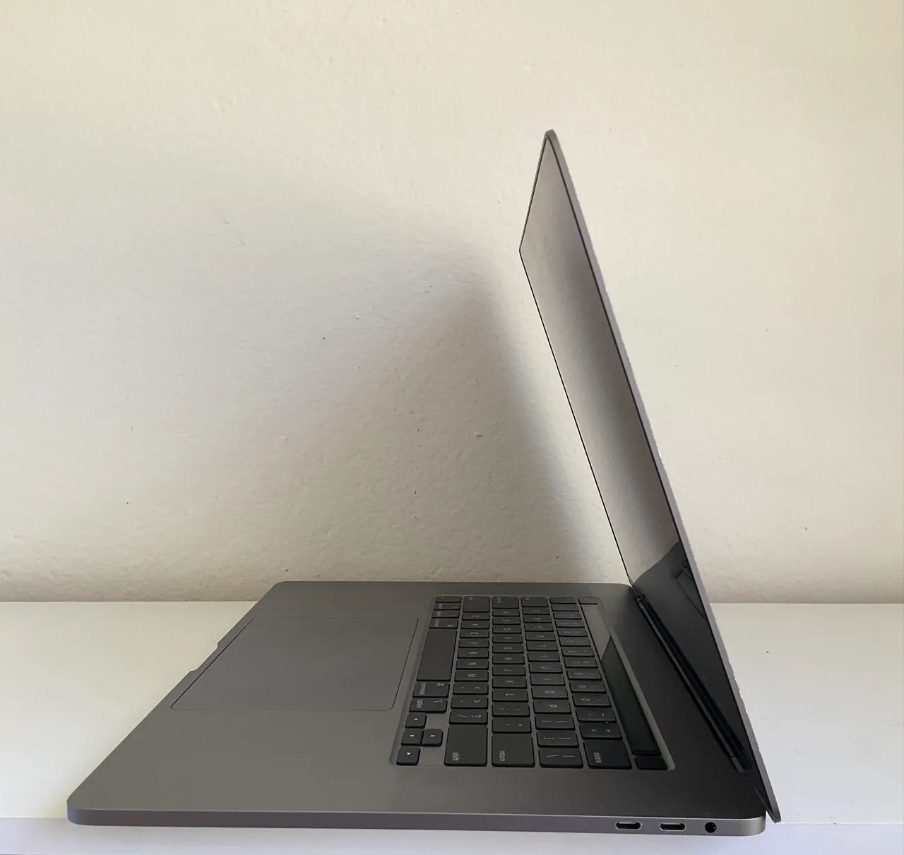 Macbook Pro 16 Touch Bar 16gb RAM 500gb ssd Radeon Pro $3550 no
