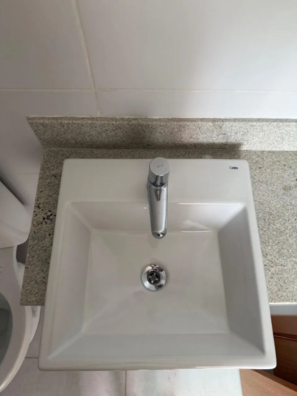 Pia completa com Cuba Deca de Cerâmica - 0,90m x 0,45m Granito Branco Dallas - Foto 3