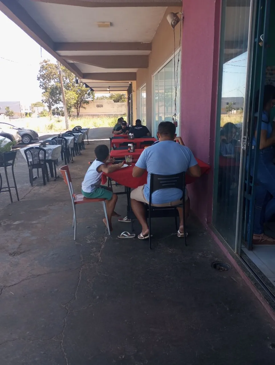 Restaurante com mesas e cadeiras