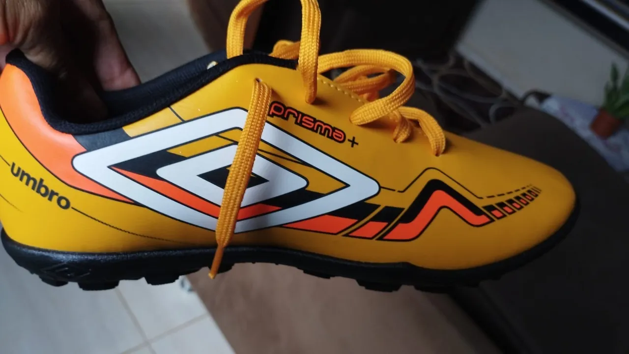 Chuteira Umbro original número 41 nova!