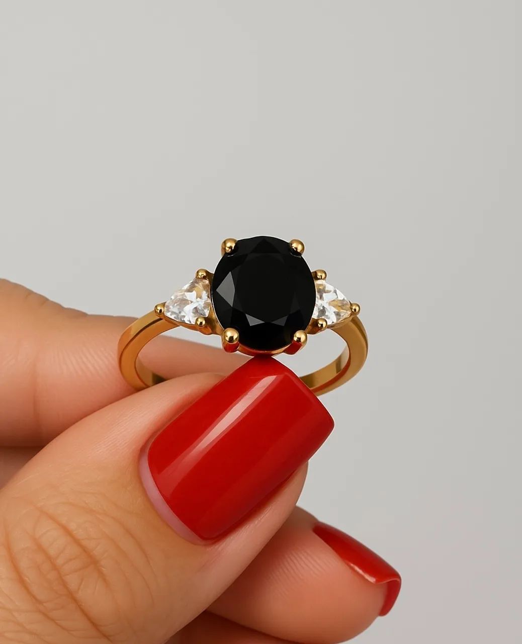 Anel dourado com pedra de zircônia na cor preta 