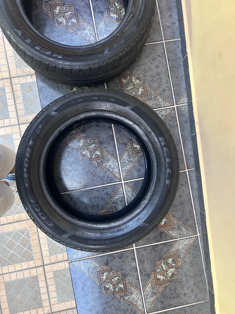 Pneu  205/55 roda 16  cada pneu troco por rádio pioneer bluetooth em bom estado  - Foto 6