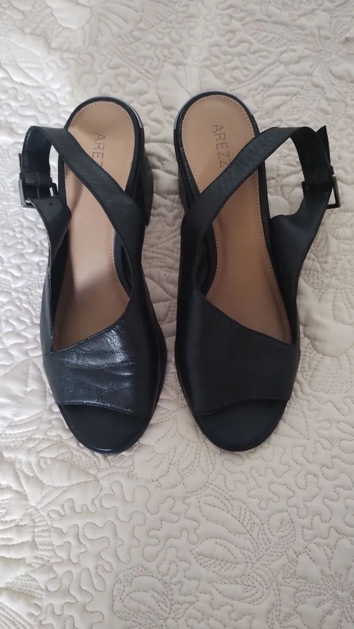 Sandália de couro preto arezzo 39