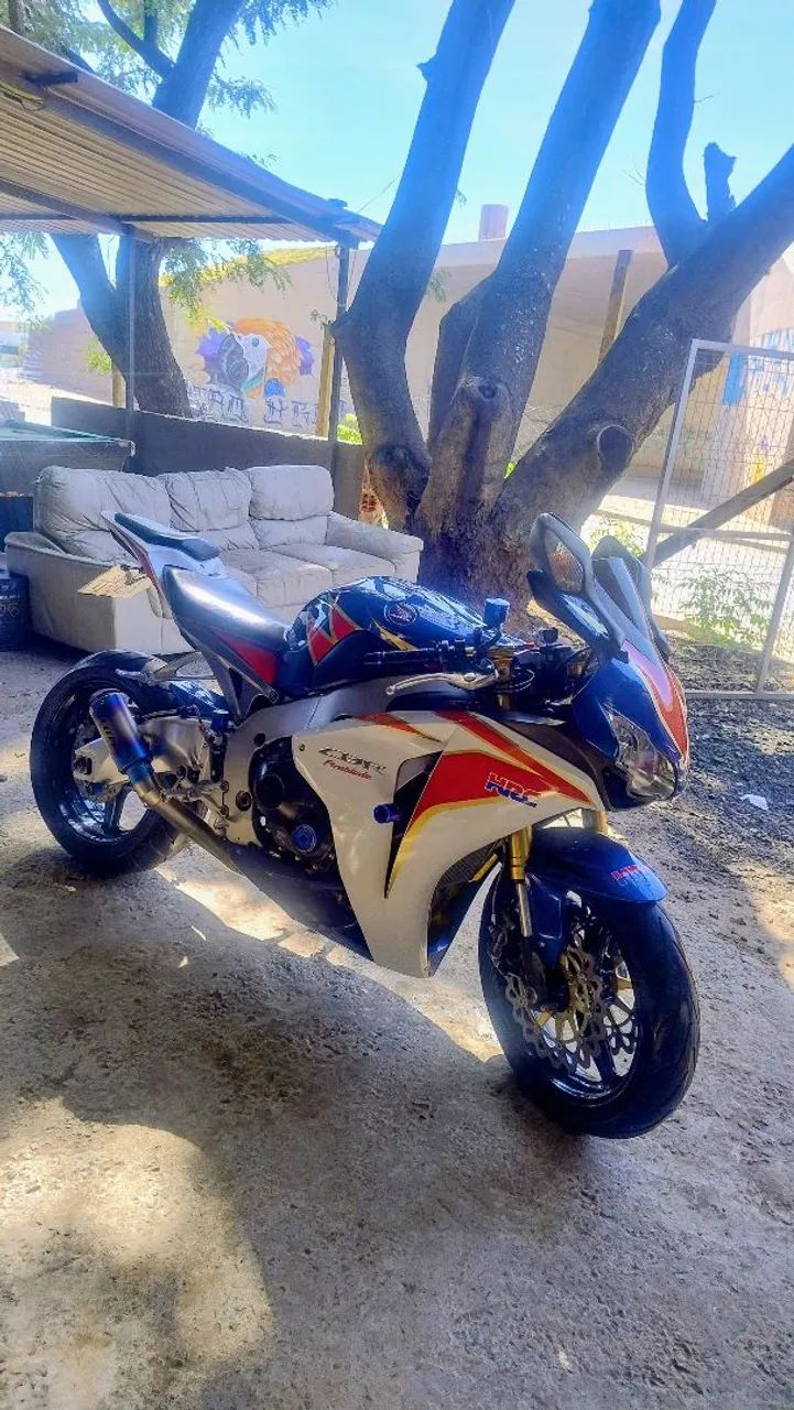 CBR1000RR  2011 - Foto 4
