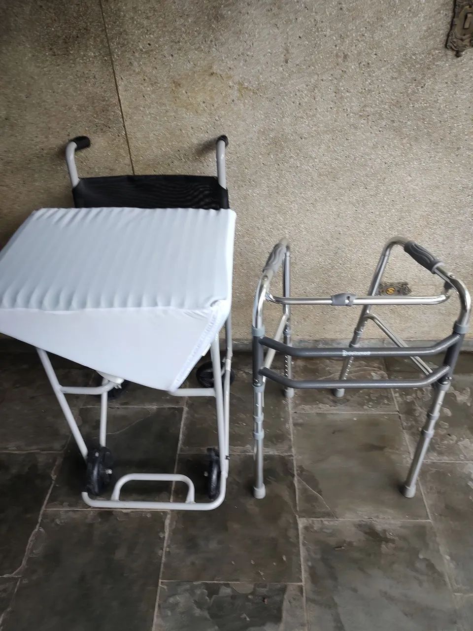 Cadeira de banho e higiene, mais andador delamed  3 em 1, um  travesseiro anti refluxo 