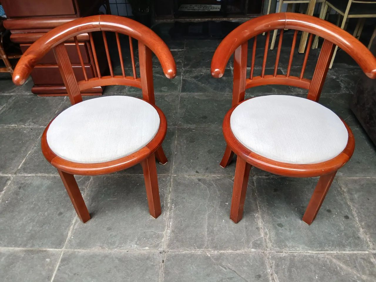 Par de Poltronas de Madeira Maciça novinhas. - Foto 4