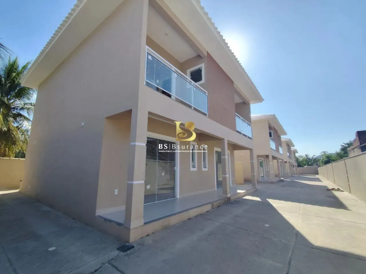 BS IMOBILIÁRIA VENDE: casa duplex, 2 quartos, 2 suítes no Condado Maricá RJ