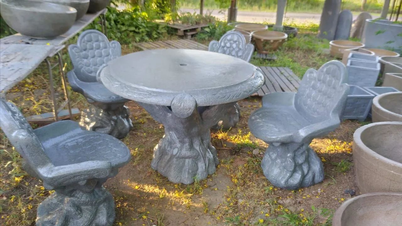 Conjunto Mesa e Poltronas 
