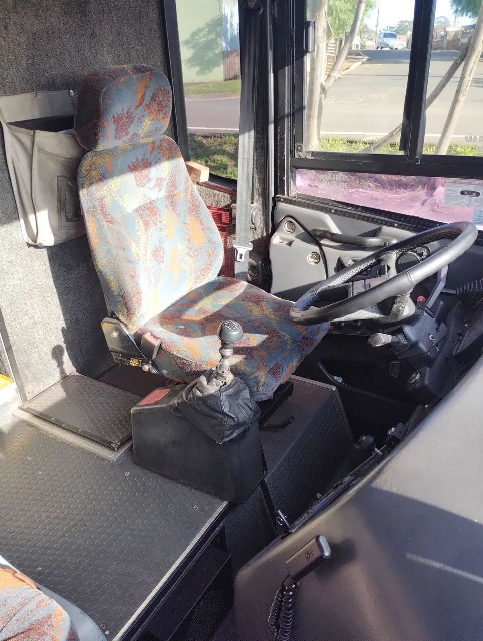 Vendo 02 ônibus em perfeito estado, rodando, manutenção em dia prontos para trabalhar. - Foto 4