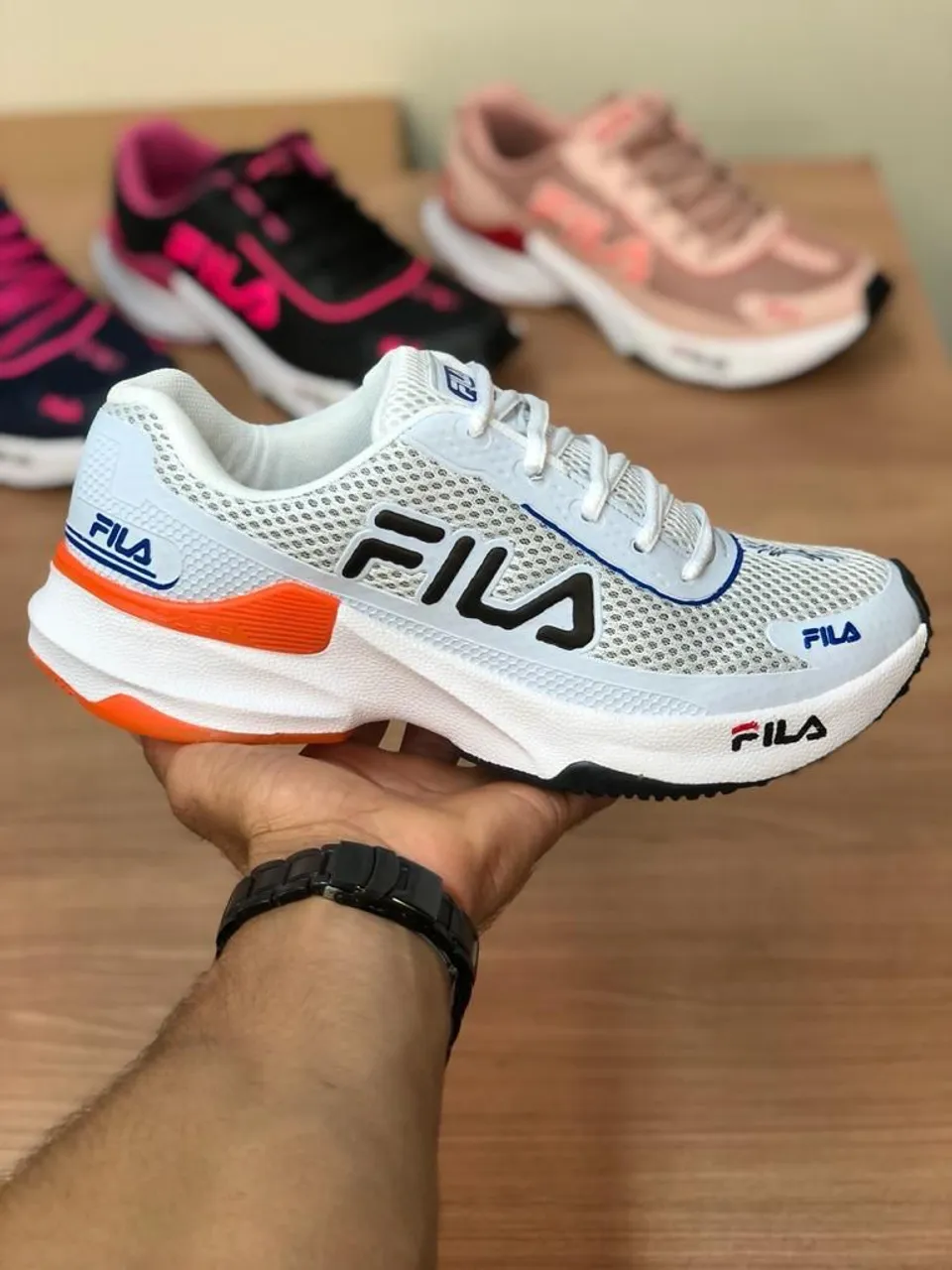 Tênis Fila Branco com Detalhes em Laranja