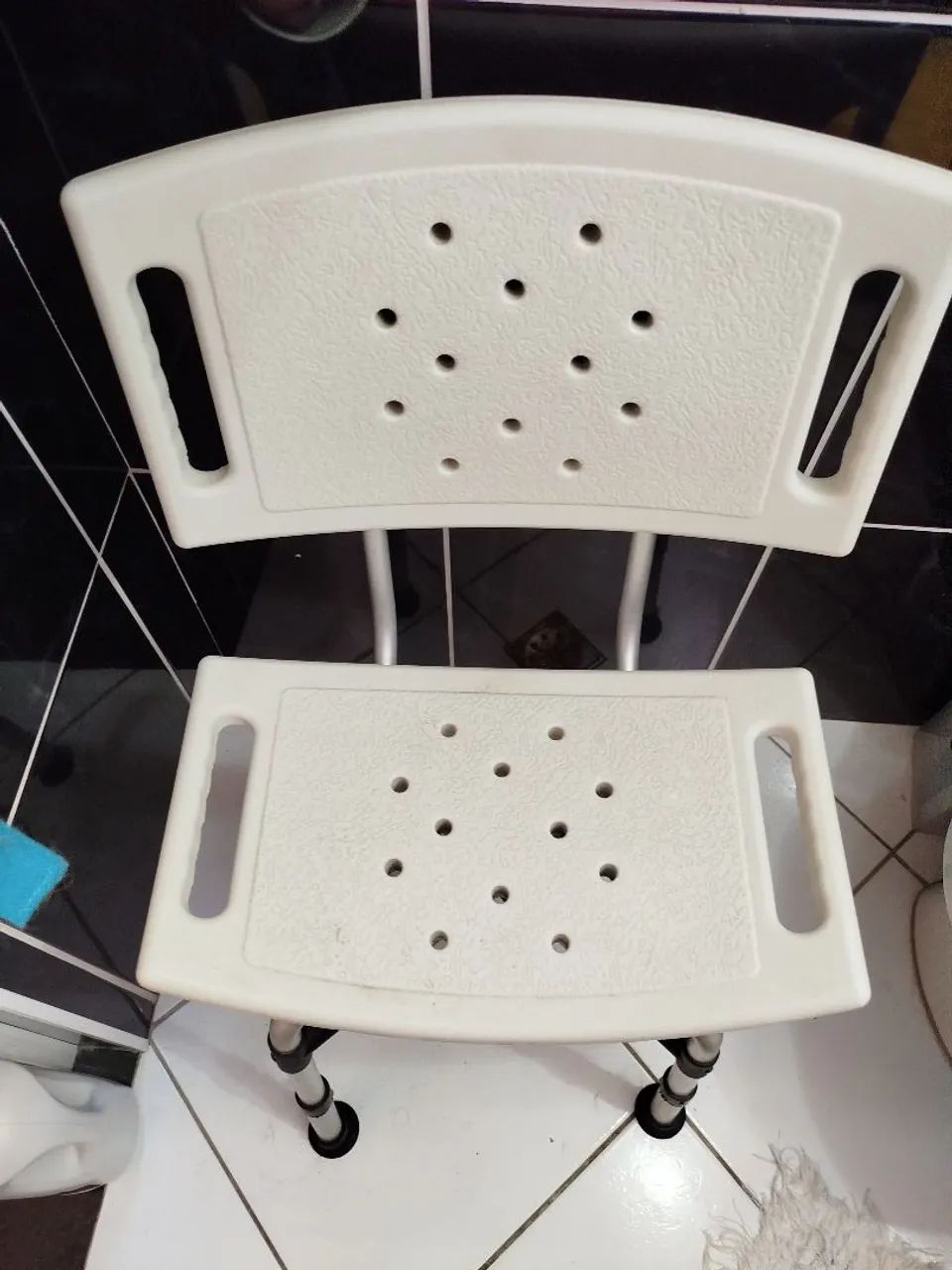   Cadeira banho com pés reguláveis