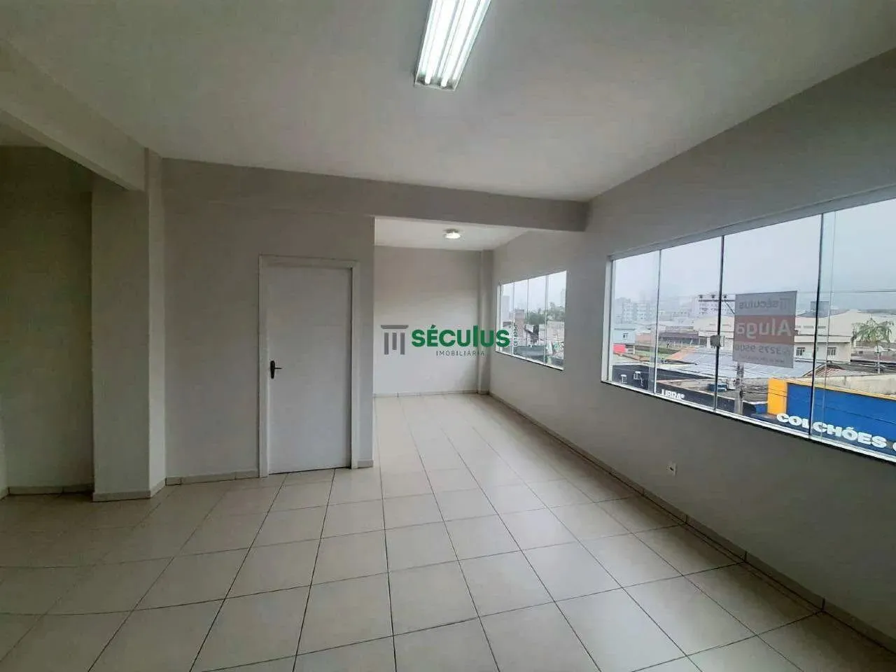 Apartamento semi-mobiliado localizado no Centro