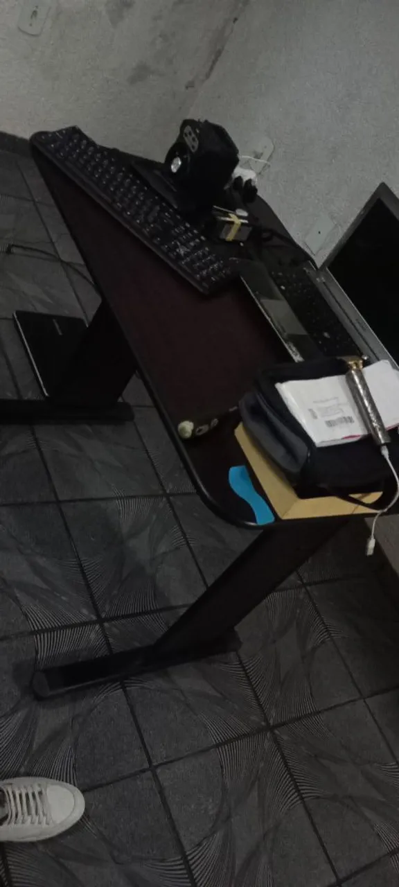 VENDA URGENTE MOTIVO DE VIAGEM. Mesa de escritório.