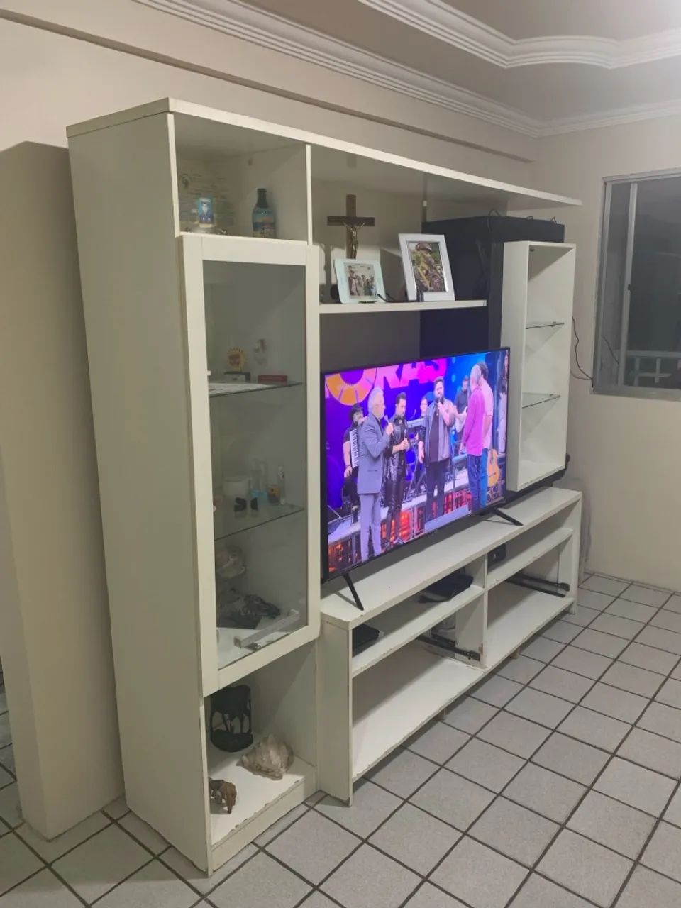 Rack com painel branco e design moderno64169945422338121