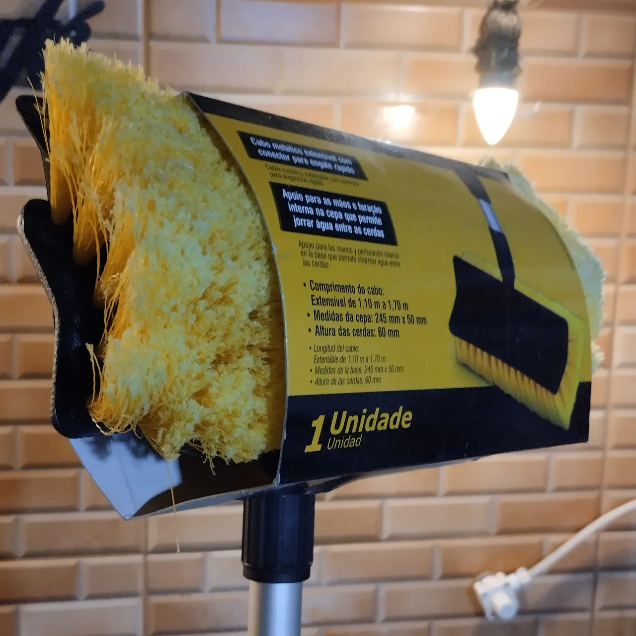 Escova de Limpeza com Cabo Extensível - Com saída de água